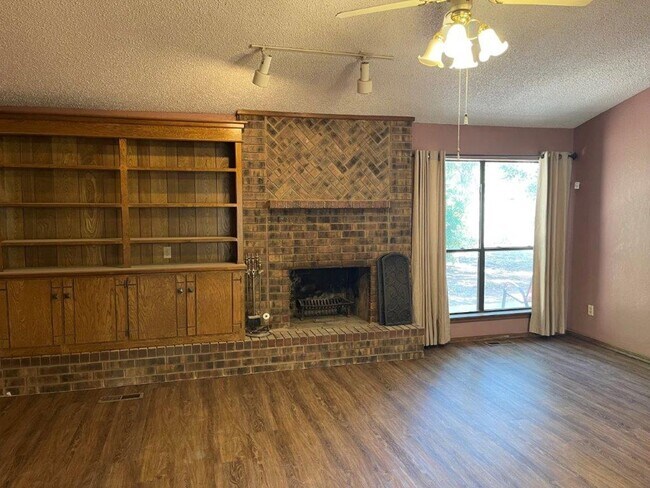 Foto del edificio - 3 bed, 2 bath, 2 dining, 2 car garage home...