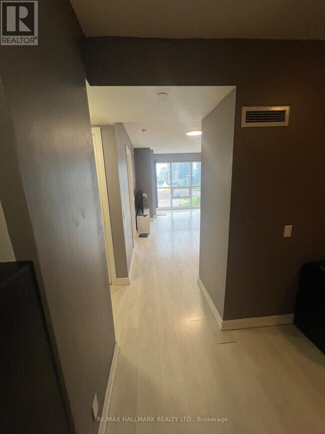 Photo du bâtiment - 2220 Lake Shore Blvd W