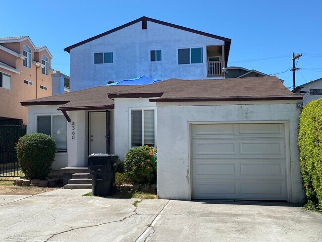 Foto del edificio - Renovated Large 2 Bedroom/1 Bathroom Top F...