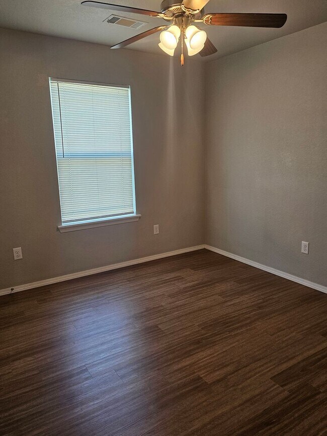 Foto del edificio - 2107b Ingalls Ln