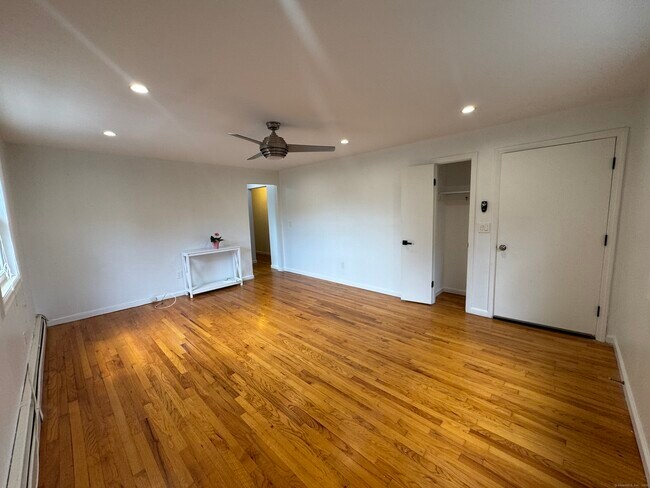 Building Photo - 294 Robin St