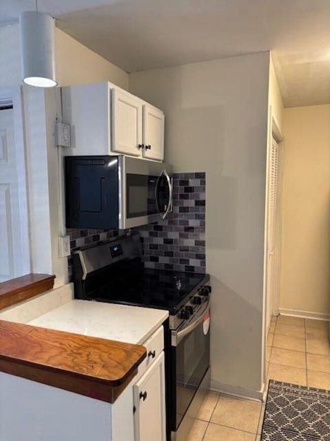 Building Photo - Gated Community- 2BA/1BA Condo