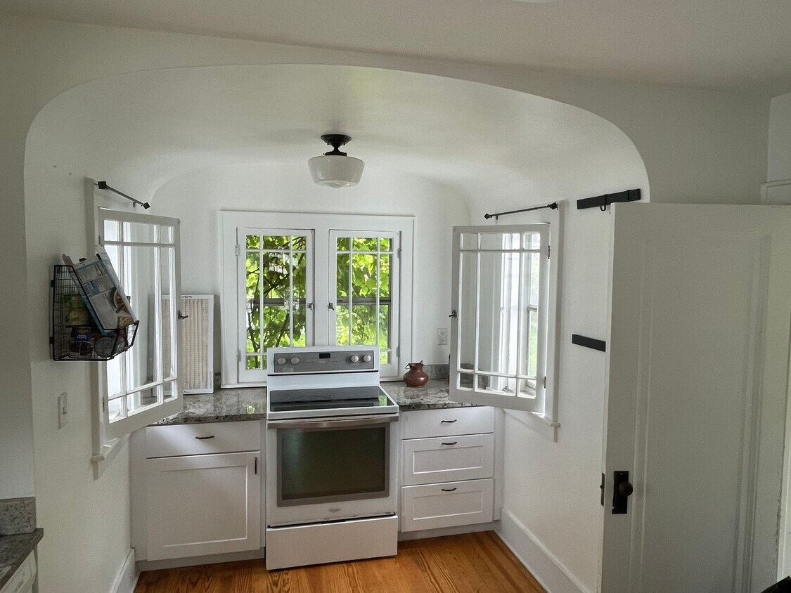 Foto principal - 1619 N Genesee Dr