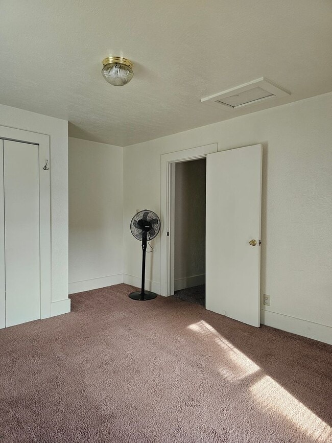 Building Photo - Large Home in Heart of BG
