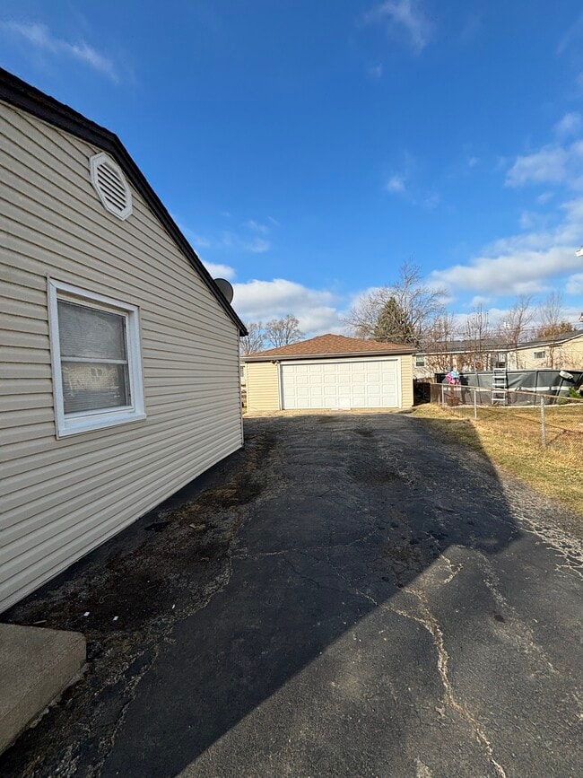 Building Photo - 105 Adobe Cir