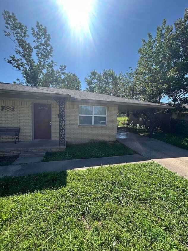 909-911 S 10th St - 909-911  S 10th St