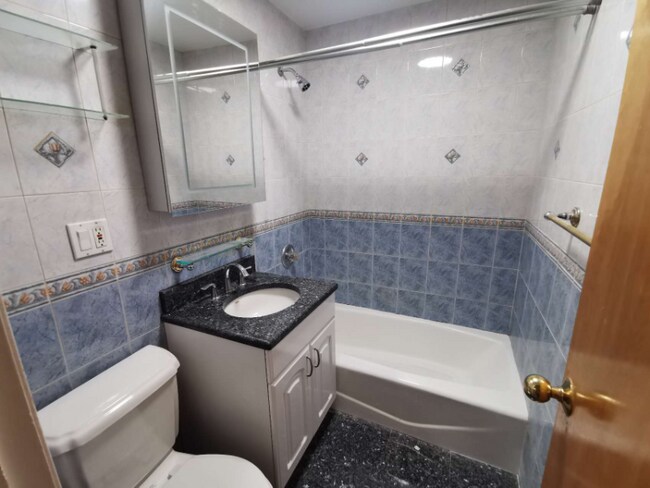 Foto del edificio - 61-51-6184 84th St