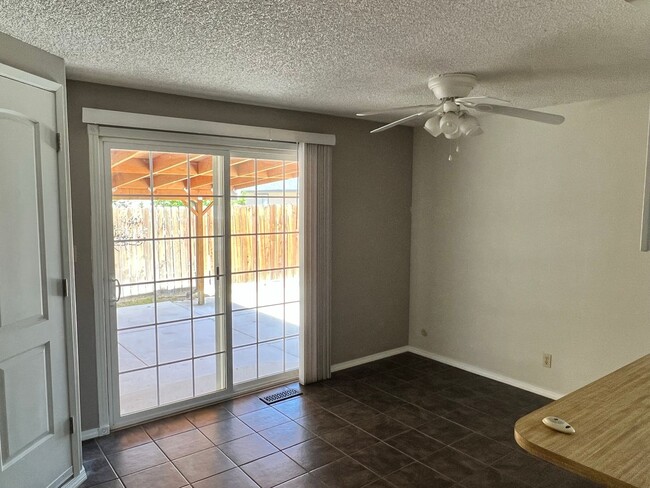 Building Photo - 3 bedroom/ 2 bath home, centrally located ...