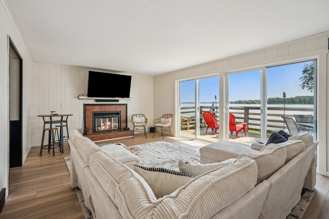 Building Photo - 403 River Dr