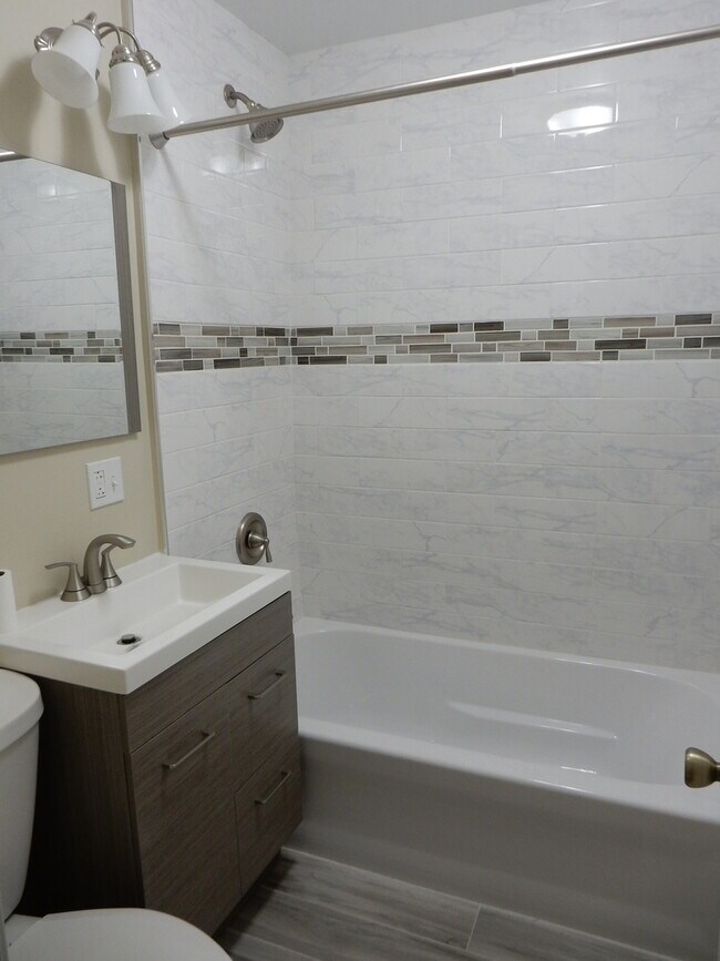 Building Photo - 3047 S Poplar Ave