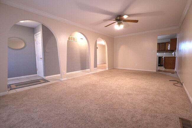 Foto del edificio - Charming 3-Bed, 2-Bath Home with 2 Car Garage & Covered Patio