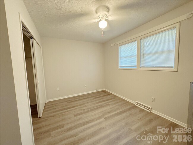 Building Photo - 5006 Malibu Dr