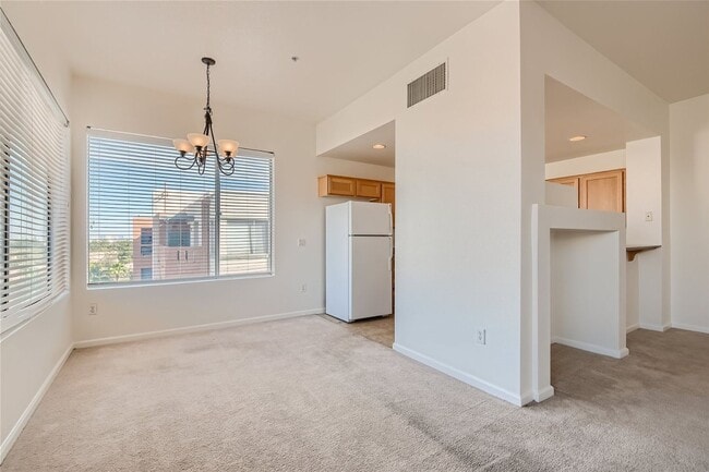Building Photo - 2 Bedroom Mid-Rise Condo at PARK AVENUE!