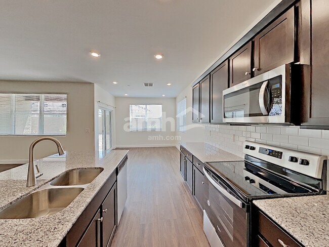 Building Photo - 5933 W Larkspur Dr