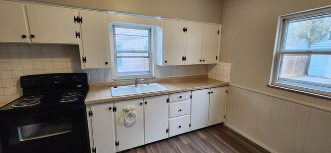 Building Photo - Beaverdale! 2 Bedroom, 1 Bathroom home with detached garage