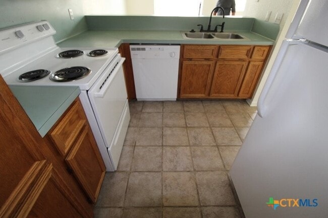 Building Photo - 2412 Skylark Cir