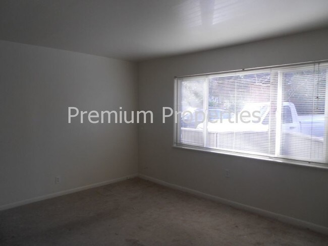 Building Photo - 942 Hough Ave