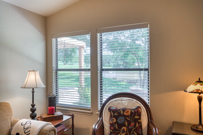 Building Photo - 302 Fault Line Dr