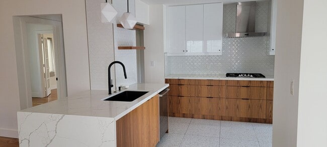 Building Photo - A stunning 4 bedroom, 2 bathroom Single-Fa...