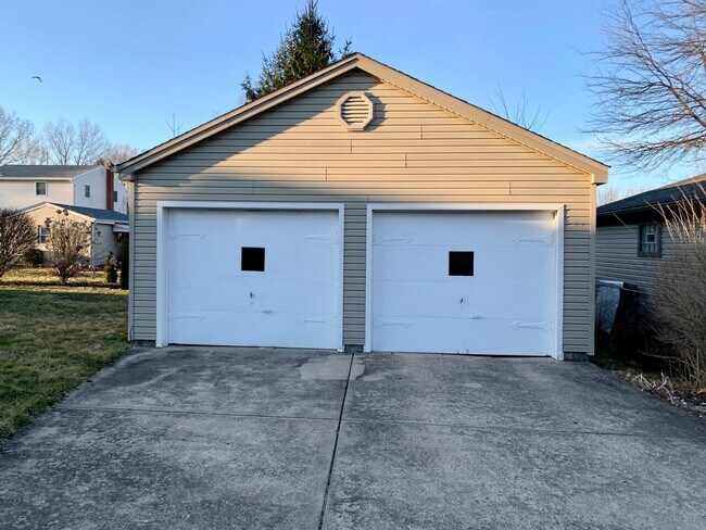 Building Photo - 28 Edgewater Dr