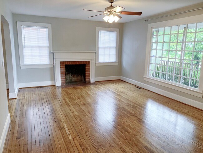 Building Photo - 3 Bedrooms 2 Bathrooms with fenced in back...