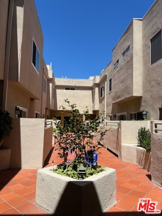 Building Photo - 11485 Moorpark St