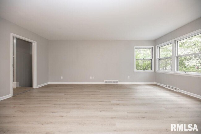 Foto del edificio - 9019 N Locust Ln