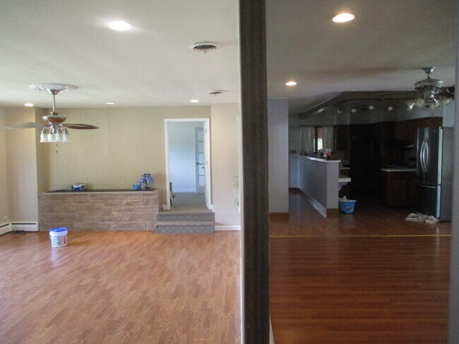 Foto del edificio - 557 N Division St