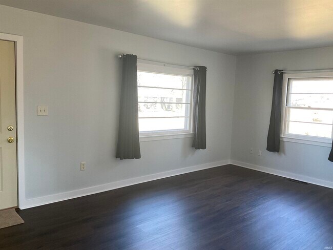 Building Photo - 3011 Fairoak Dr