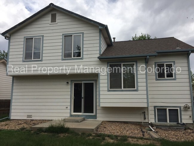 Building Photo - Stunning tri-level home!