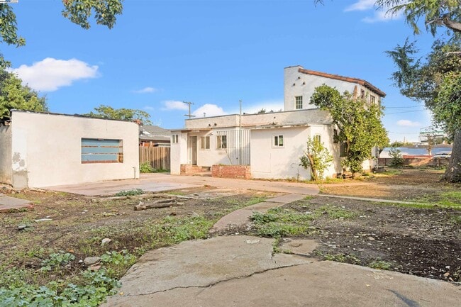 Building Photo - 2081 Oakwood Dr