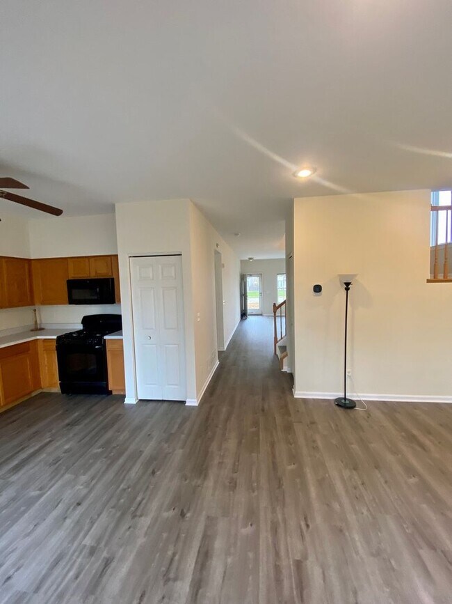 Building Photo - 3 Bedroom Duplex Home in Romeoville