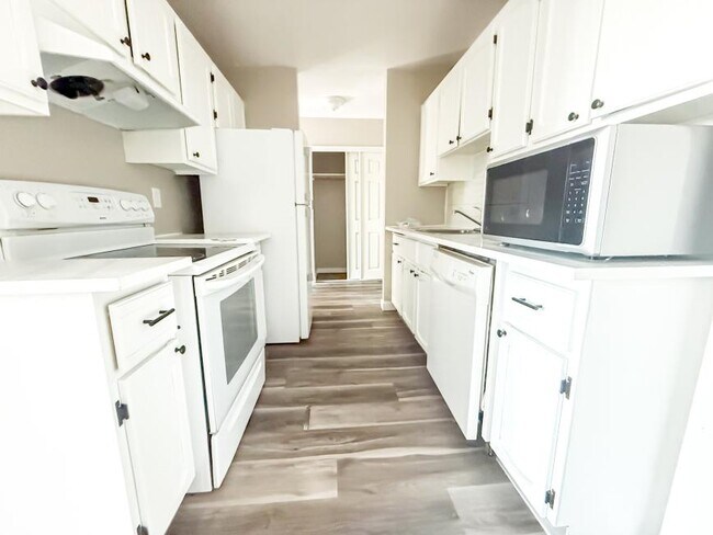 Photo du bâtiment - 2.0 bedroom in Edmonton Alberta T5Y 2L7