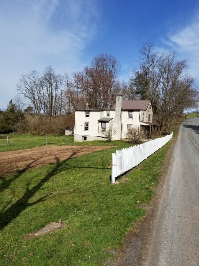 Building Photo - 1798 Spring Hollow Rd