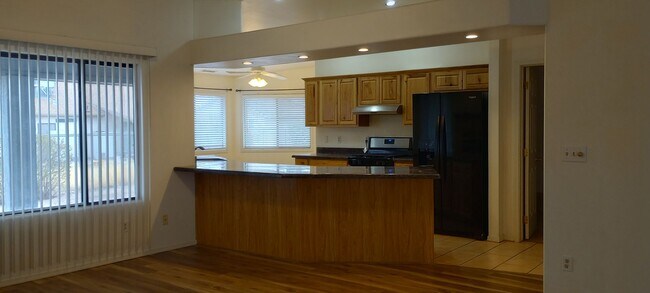 Building Photo - Charming Large 3 Bedroom 2 Bath 2 Car Gara...