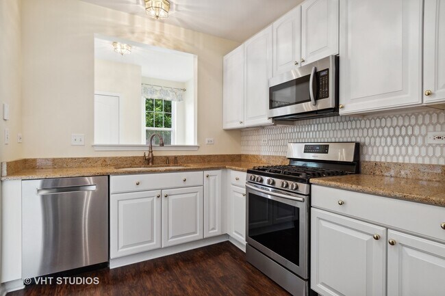 Building Photo - 2405 Golf Ridge Cir