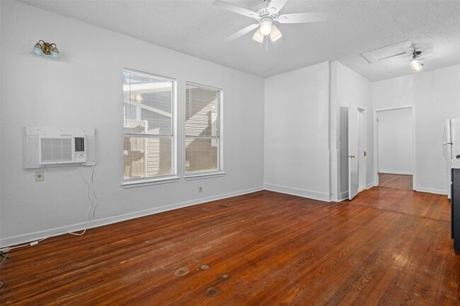 Building Photo - 1607 Palma Plaza