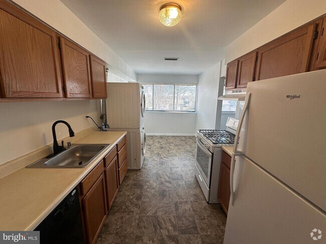 Building Photo - 140 Royal Oak Dr
