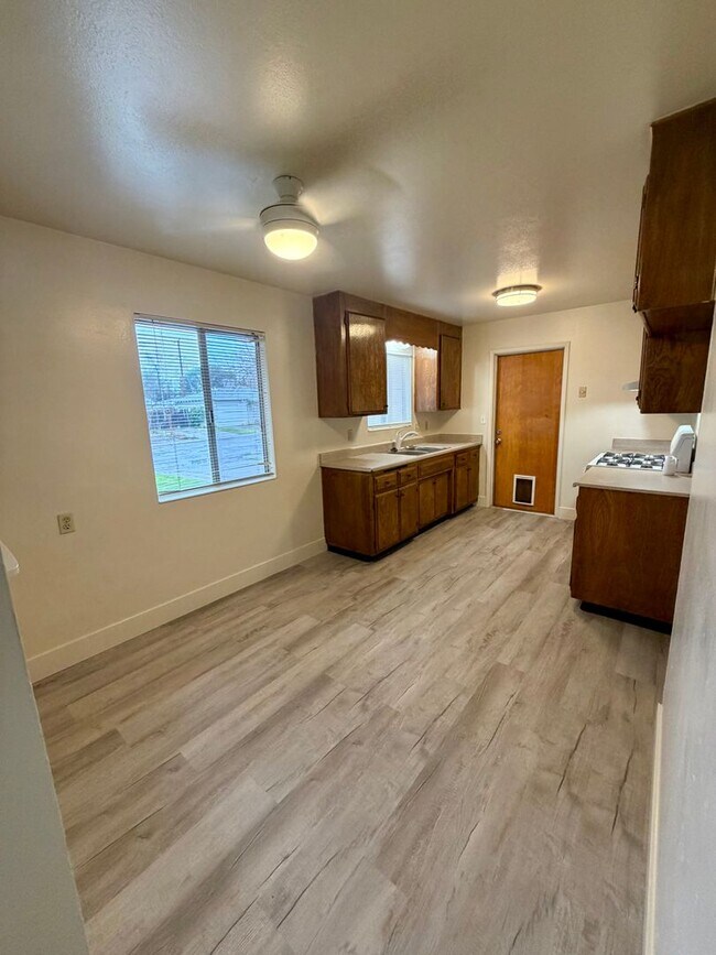 Foto del edificio - 3 BED 1 BATH HOME WITH NEW FLOORING LOCATED IN THE STARVIEW ESTATES SUBDIVISION