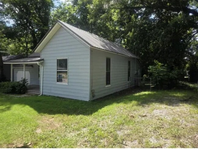 Building Photo - 3 bedroom/1 bath house for rent