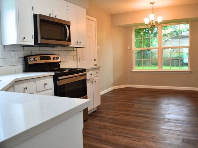 Building Photo - 12400 Tree Line Dr