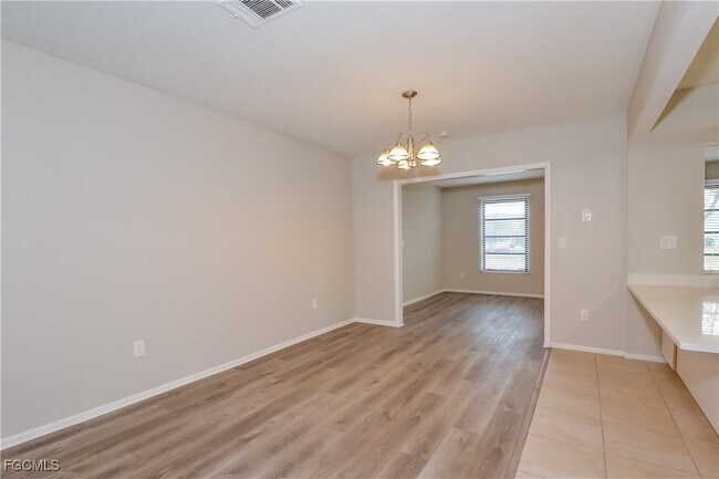 Foto del edificio - 6947 Roslyn Ct