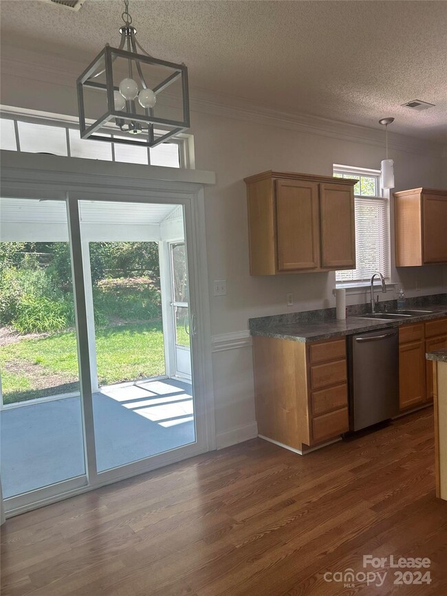 Foto del edificio - 5910 Waverly Lynn Ln