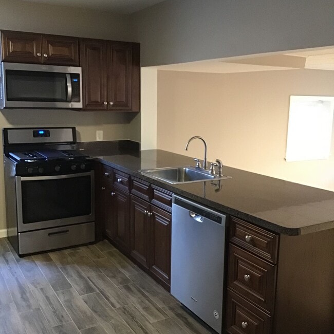 Photo - Upgraded 2 Bed/2 Bath plus Den HOME 1100 sq ft. Unit...A Must See!!!