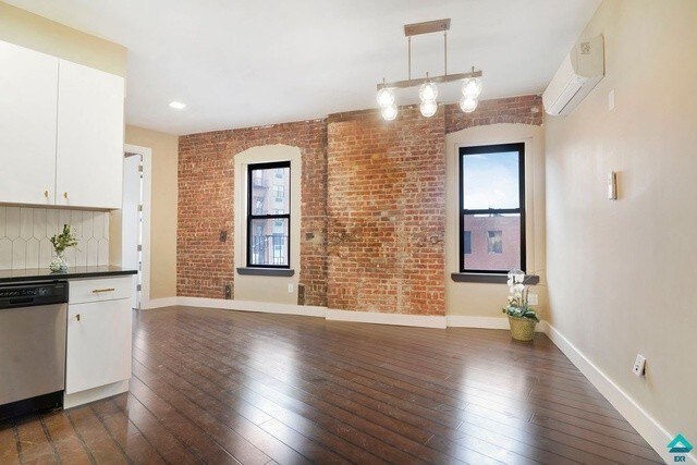 Primary Photo - 45 Claver Pl