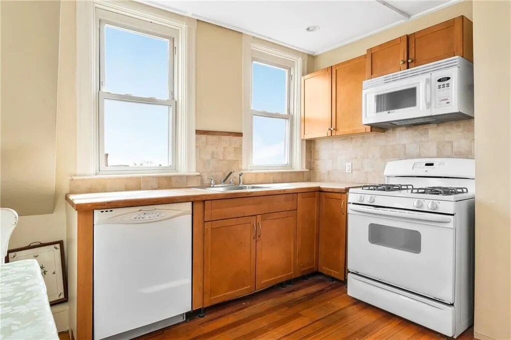 Primary Photo - 15 Lewis St