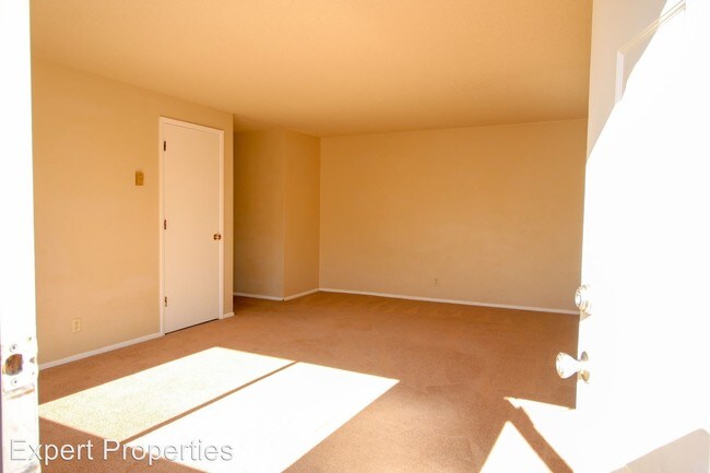 Building Photo - 3 br, 1 bath House - 1749 Crater Lake Ave