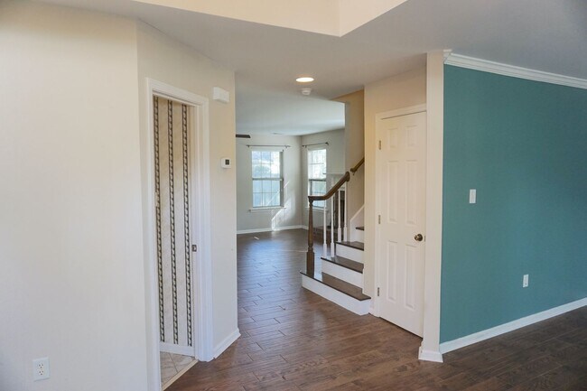 Foto del edificio - 5 BED | 2.5 BATH | SINGLE FAMILY HOME | BONUS ROOM | 2 CAR GARAGE