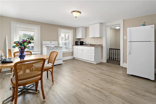Kitchen - 5905 Heckert Rd