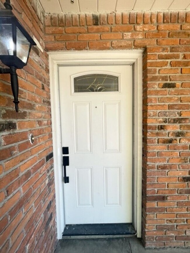 Foto del edificio - 3 bedroom, 3 bathroom home in the heart of Elk Grove